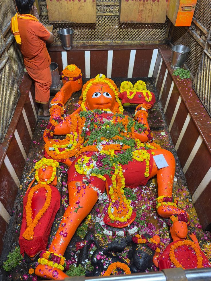 raani_purohit's tweet photo. प्रयागराज से लेटे हुए हनुमान जी के आरती श्रृंगार दिव्य दर्शन https://t.co/768AcrNhkR