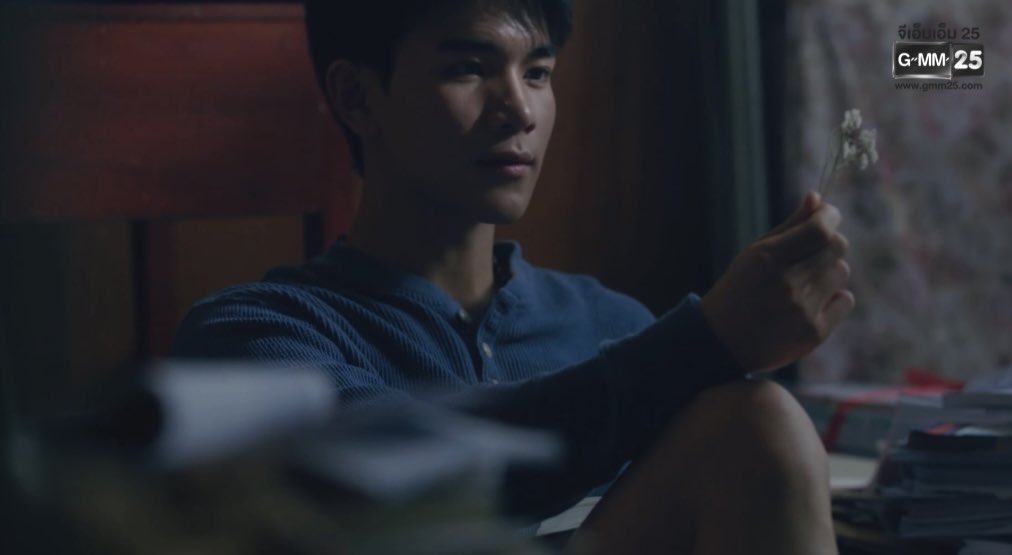 inchyx_'s tweet photo. เอาจริงปะ วนดู #TicketToHeavenEP4  ซีนที่จีบกันแล้วเอาดอกไม้ให้กันทุกวันของบาร์ธและแทนรักคือนี่จะร้องไห้ว่ะ สมัยนั้นมันต้องยากแค่ไหนวะ เปิดใจกันก็ว่ายากแล้ว จีบกันก็ต้องรู้กันสองคน แต่เป็นสองคนที่คงใจฟูที่สุดในโลก คงกระชุ่มกระชวยหัวใจน่าดู แต่ในขณะเดียวกันอีกใจของแทนรักก็ยังมีความรู้สึกผิดและพยายามที่จะต่อต้านกับมัน ถึงการกระทำจะสวนทางก็เถอะ ทางไหนคือทางที่มีความสุขกันนะ
