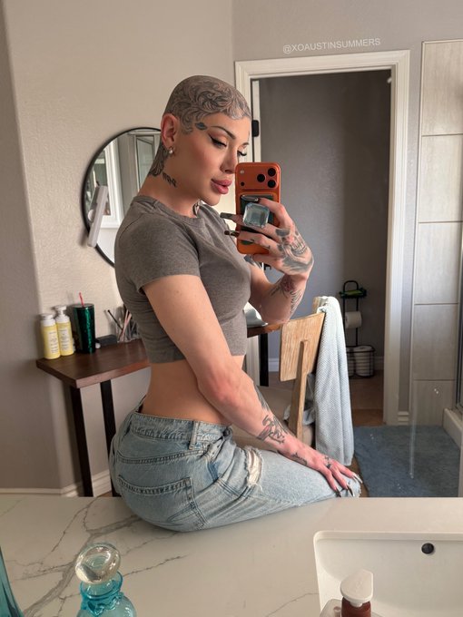 Austin Summers - 1 pic. Soft launch of me having a good hair day with no hair 👩‍🦲🤗🥲 Come hang out with me 💻 https://t.co/InH3jtkTXh https://t.co/gyja10TUrC