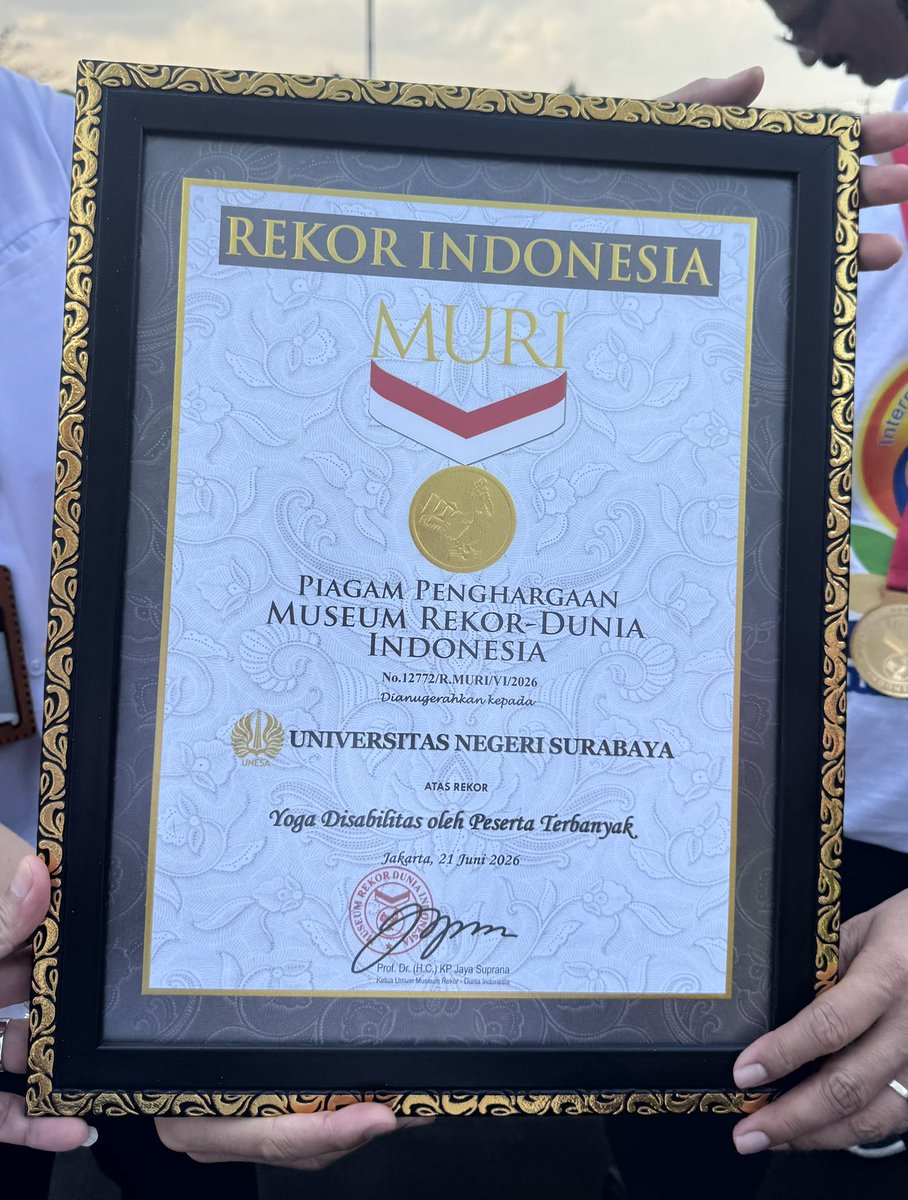 sandiplomat's tweet photo. From Surabaya to the World. 
With more than 150 persons with disabilities joining the 3000 participants at #yogaday celebs at State University of Surabaya, UNESA, Museum of Records Indonesia (MURI) officially recognized it as an Indonesian record. 
Possibly a world record? https://t.co/eHE9L2uIHm