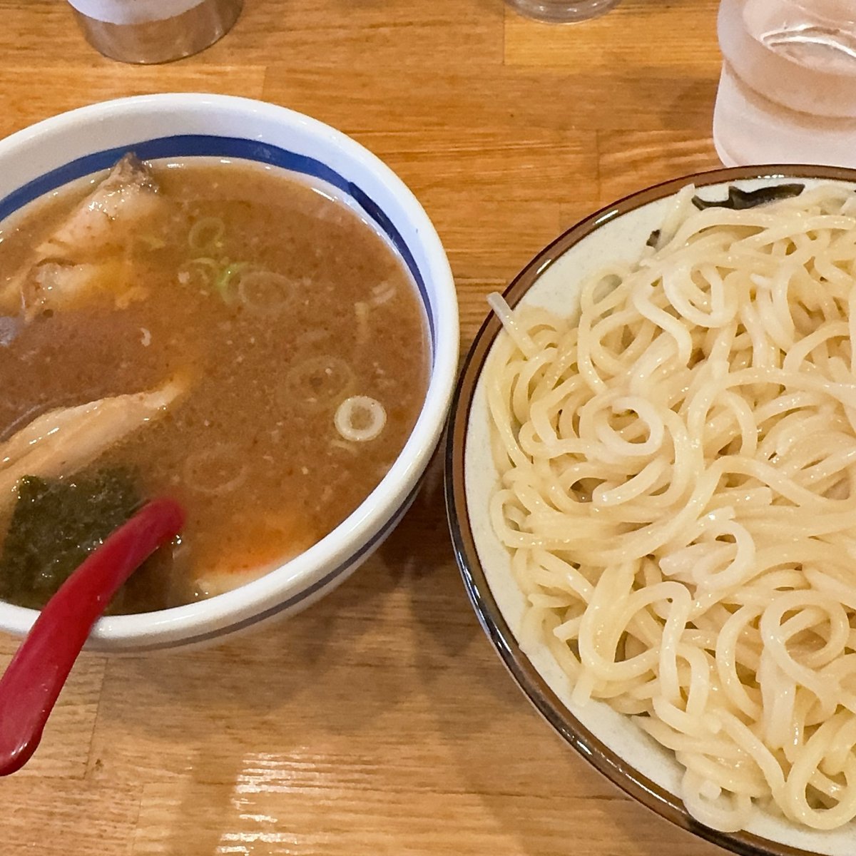 shoko_ymn's tweet photo. 15年くらい前まで近所にあったつけ麺屋さん。尼崎で土日のみ営業のスタイルで復活されていて、久しぶりに行ってきた。甘辛酸っぱのスープでやっぱり旨い〜！！女子でも中盛（2玉）ぺろり😋暖簾分けしてる大勝軒は数あれど、この味はここだけなんよな。お店の女将さんもお元気で何より。また行く。 https://t.co/JFDO97pBwT