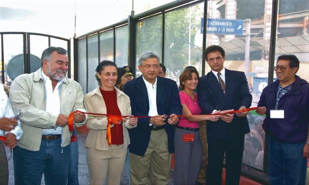 Badajoz_Cesar's tweet photo. Hoy se cumplen 21 años del Metrobús 
El 19 de junio de 2005 el Jefe de Gobierno del Distrito Federal, Andrés Manuel López Obrador, inauguró el corredor Metrobús Insurgentes (línea 1 hoy), con 37 estaciones y 19.6 kilómetros entre Indios Verdes y Doctor Gálvez. (1/2) https://t.co/pD4A64PJXl