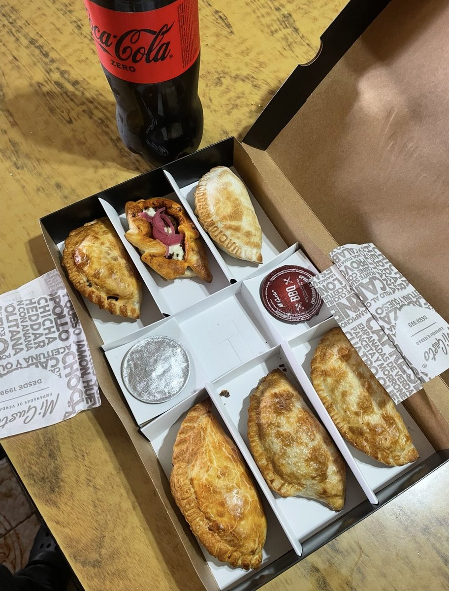 FacuPsz's tweet photo. Tengo 24 años.
Me compre media docena de las empanadas de Darin. 
no tengo "padres ricos"
no "tuve suerte"
Me propuse una meta y la alcancé.
Disciplina , constancia y prioridades. https://t.co/3p3xEcP3RV