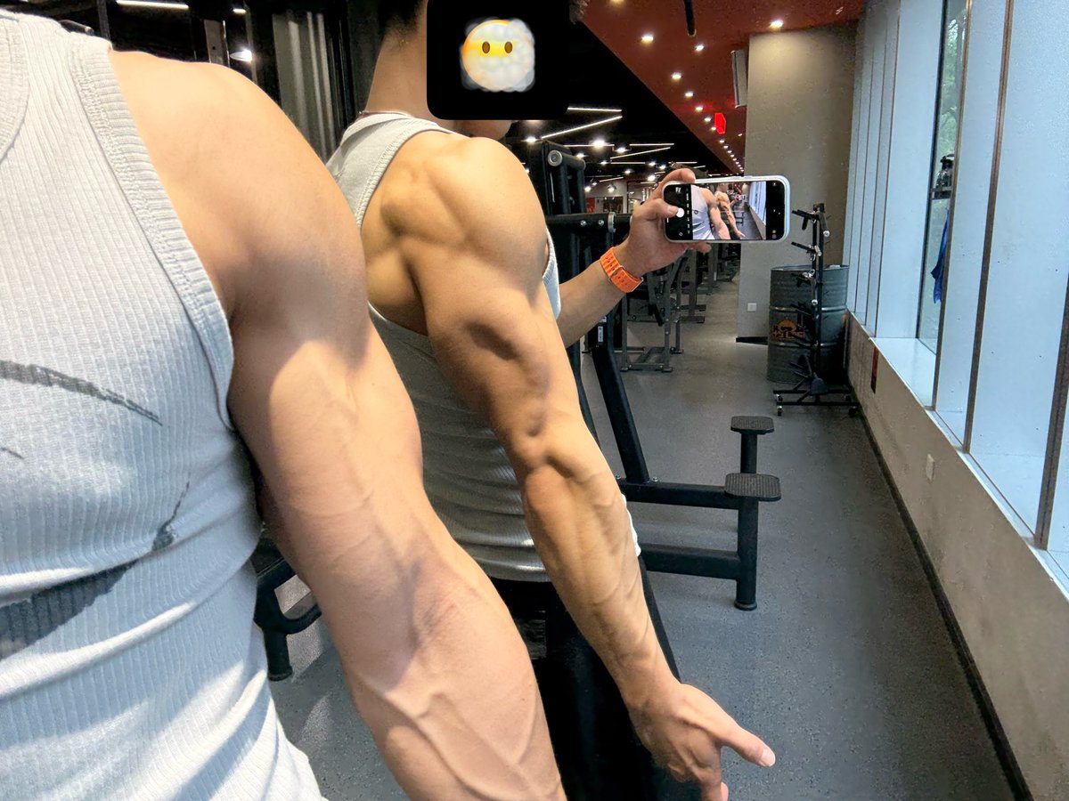 ROSEDK151's tweet photo. 😶‍🌫️ #健身 #自拍 #gym https://t.co/VoFMX90frR