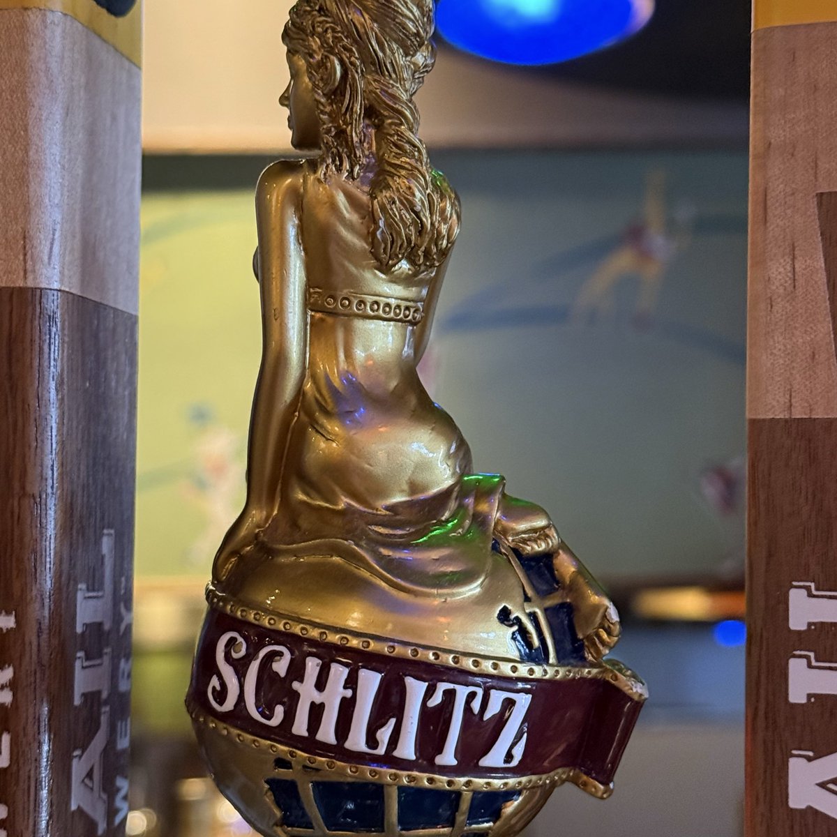 matthewivey's tweet photo. End of an era. After a 177-year run, Schlitz is on an indefinite hiatus. I’m grateful to Long Room for letting me bring in my vintage barware to toast the final keg. "The Beer That Made Milwaukee Famous." You’ll be missed. #SchlitzBeer #ChicagoBars  #BeerHistory #ChicagoHistory https://t.co/ypkwoCZLjg