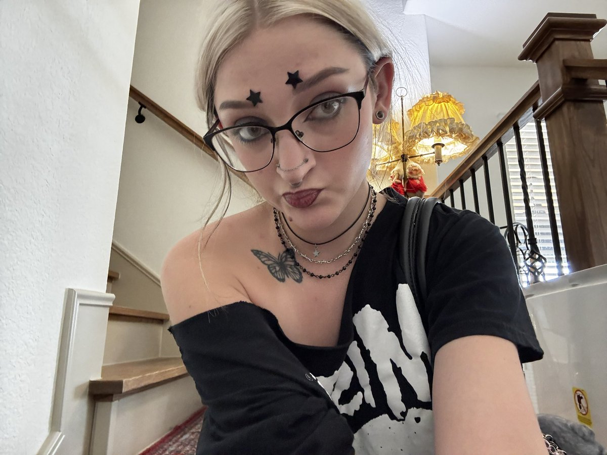 mendingfae's tweet photo. pretty enough to haunt you 🦇 https://t.co/j9D1HkDxDa