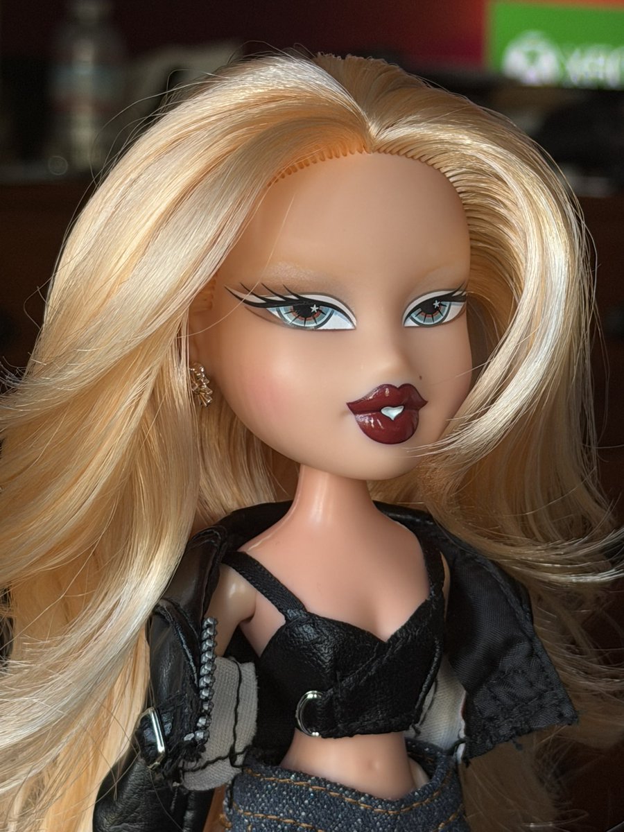 saint_bratz's tweet photo. CUT 👏THOSE 👏LAYERS 👏AND REMOVE 👏THOSE 👏BROWS!!!👏 https://t.co/1oktpp16Xy