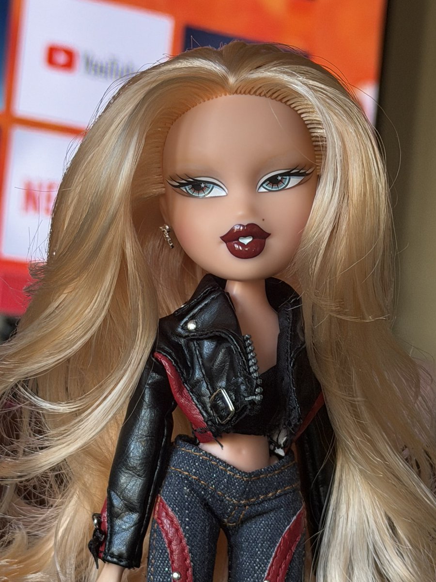 saint_bratz's tweet photo. CUT 👏THOSE 👏LAYERS 👏AND REMOVE 👏THOSE 👏BROWS!!!👏 https://t.co/1oktpp16Xy