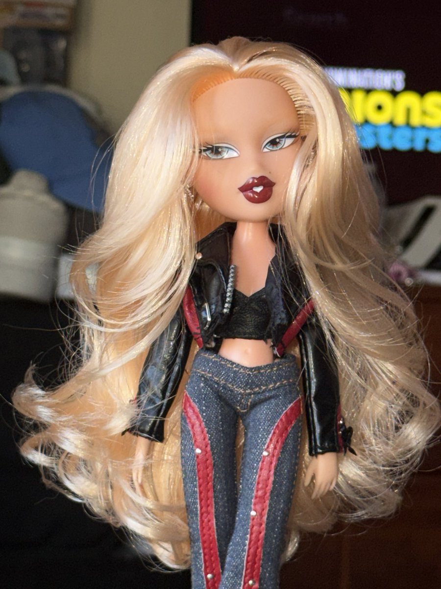 saint_bratz's tweet photo. CUT 👏THOSE 👏LAYERS 👏AND REMOVE 👏THOSE 👏BROWS!!!👏 https://t.co/1oktpp16Xy