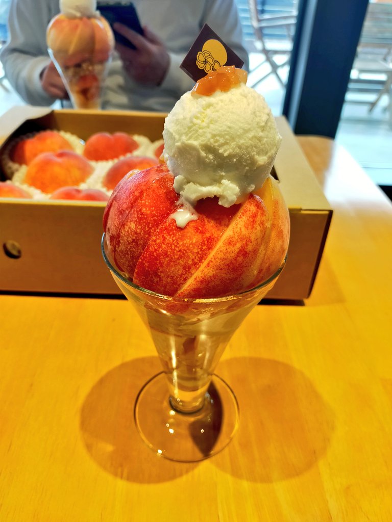 mg52233630's tweet photo. 昨日は旦那さんと和歌山へ🚗
毎年楽しみにしている桃パフェ🍑
 気づけば3年連続くらい通ってる☺️
今年は桃が豊作らしく例年より安く買えるみたいです🍑✨
和歌山ラーメンとしらす丼も
めっちゃ美味しかった✨🍜 ݈݇⎼ https://t.co/vqqhGEo3mz
