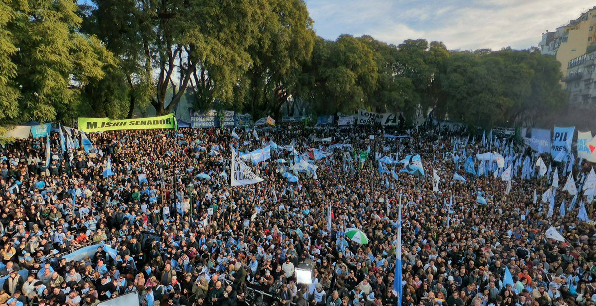mayrasmendoza's tweet photo. Por Argentina, por Cristina. ✌🏽🇦🇷

Cristina tiene que estar libre porque es INOCENTE. Debemos liberarla y con ella construir un proyecto de país que le devuelva la dignidad a la gente. 

Por quien nunca se arrodilló ante el poder real, por quien le dio el salario más alto de Latinoamérica a las y los trabajadores; por las AFJP, Aerolíneas, Vaca Muerta, AYSA. 
Por quien puso al pueblo SIEMPRE como PRIORIDAD. 

Seamos cada vez más y más. Queremos a Cristina LIBRE para defender la soberanía de nuestra bandera.
La queremos LIBRE y GOBERNANDO 🤍