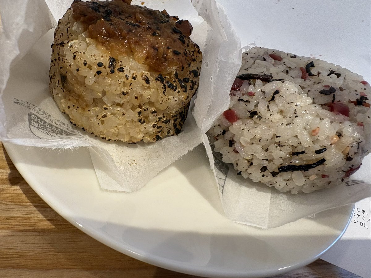 akane_July07's tweet photo. 今朝はルピシアでおにぎりモーニング☀️こちらにも限定メニューありました🍙【梅ひじきの爽やかむすび】それと定番の【肉みそ焼きむすび】豚汁もつけてパワーチャージ🐷昨日の雨模様と打って変わって快晴のバウホールへ、いて参じます〜⭐️ https://t.co/gusUuMYl1U