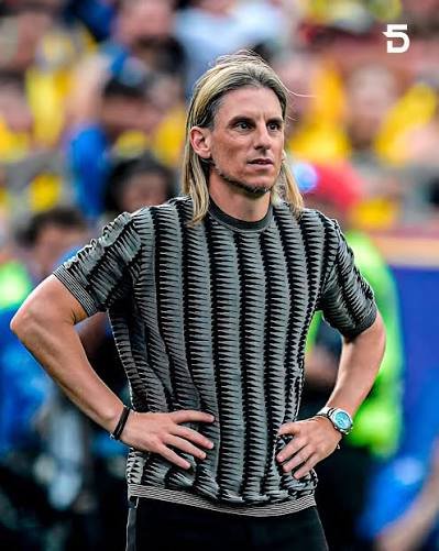 gonzalocarol29's tweet photo. Es imposible que un equipo meta un gol cuando su DT se ve como el lider espiritual socialdemócrata. https://t.co/wwrlsEnLEg