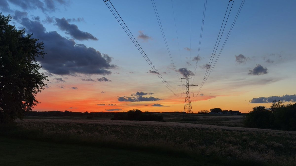 _kyotic's tweet photo. Cornfield sunsets never get old https://t.co/hRKzPI47Lt