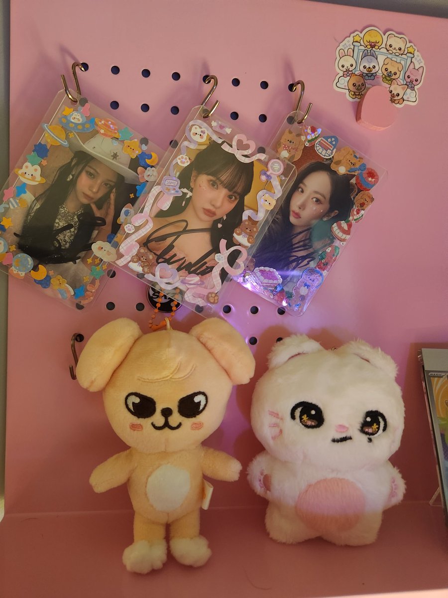 sb6398's tweet photo. Are skzoo guarding viviz or viviz guarding skzoo? #straykids #viviz https://t.co/mVawZcFR9n