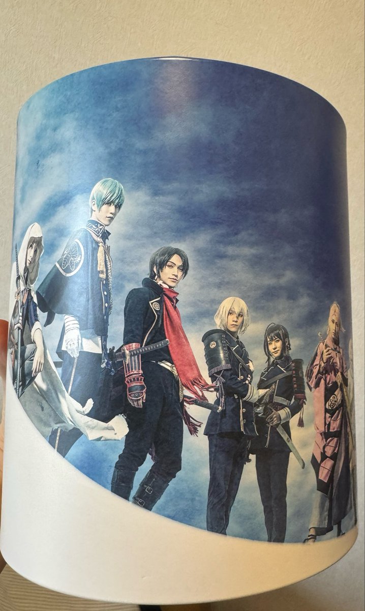 aokskao's tweet photo. 2年くらい行方不明になってた2021年以前のエーステ関連のフォトアルバムがこの円柱の中から見つかったんですけどなんで？？
ていうかこの3バカ🌻の寝顔かわいいな！？
ついでに礼生くんの過去カレンダーのミニブックも発見した！！！10年前もかわいいけど今が一番かわいいのなんで！？！？ https://t.co/T4wt4YHQXA