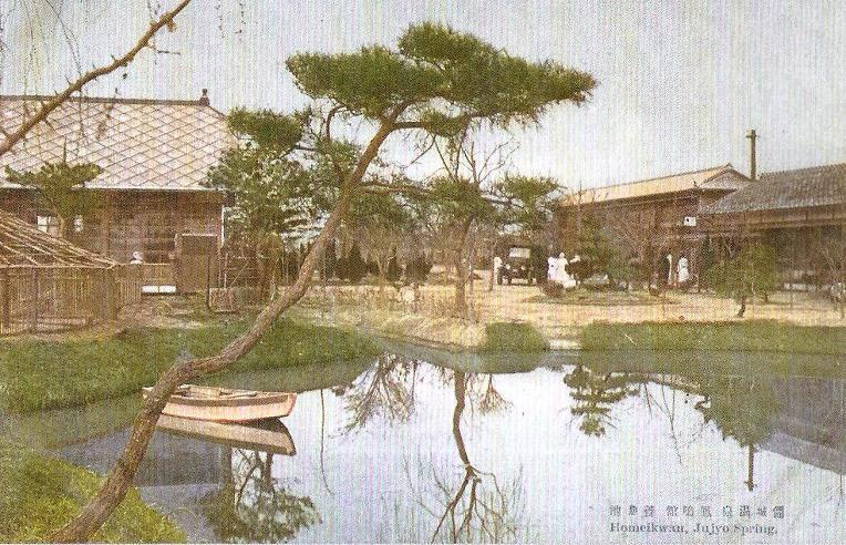 CHY_Fish0827's tweet photo. こちらは大田の**鶏龍スパテル（旧・陸軍軍人休養所）**です。

大田市の儒城区は古くから温泉保養地として知られており、朝鮮王朝初代国王の 李成桂 が都を探していた際にここで休息したという記録や、第3代国王の 太宗 が王子時代の1393年に入浴した後、軍事訓練を見学したという記録が残っています。

1913年には日本人が進出し、浴槽4つと特等浴場2つを建設して近代的な温泉施設の整備を始めました。1925年から本格的な温泉開発が進められ、1927年には日本帝国陸軍の保養所として運営されるようになりました。当時は比較的裕福な日本人が利用しており、日中戦争 を経て、日本軍の休養施設としても使用されました。

その後、韓国陸軍が引き継ぎ、現在も運営を続けている軍人向けの保養施設ですが、一般市民も利用することができます。

1枚目の写真の左下に見える青い屋根の建物は「飛龍斎（ビリョンジェ）」と呼ばれる建物で、大統領専用の別荘です。

全斗煥、盧泰愚、金大中、盧武鉉 が利用したことがあり、金大中大統領と盧武鉉大統領は別荘ではなくホテル本館を利用したそうです。

ホテル本館の右側には温泉施設と売店があります。売店は規模こそ大きくありませんが、軍のPX（売店）とほぼ同じような手頃な価格で商品を販売しているため、多くの人が利用しています。温泉のほうも、入るといつも多くの利用客で賑わっています。