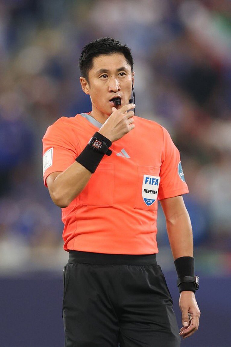 tobyasky's tweet photo. One of the best refereeing performances I’ve ever seen.

None of those diving shit, he doesn’t fall for it.

He’s not whistling every minute, he lets the game flow.

Ladies and Gentlemen, Chinese referee, Ma Ning https://t.co/EFxRKdGadI