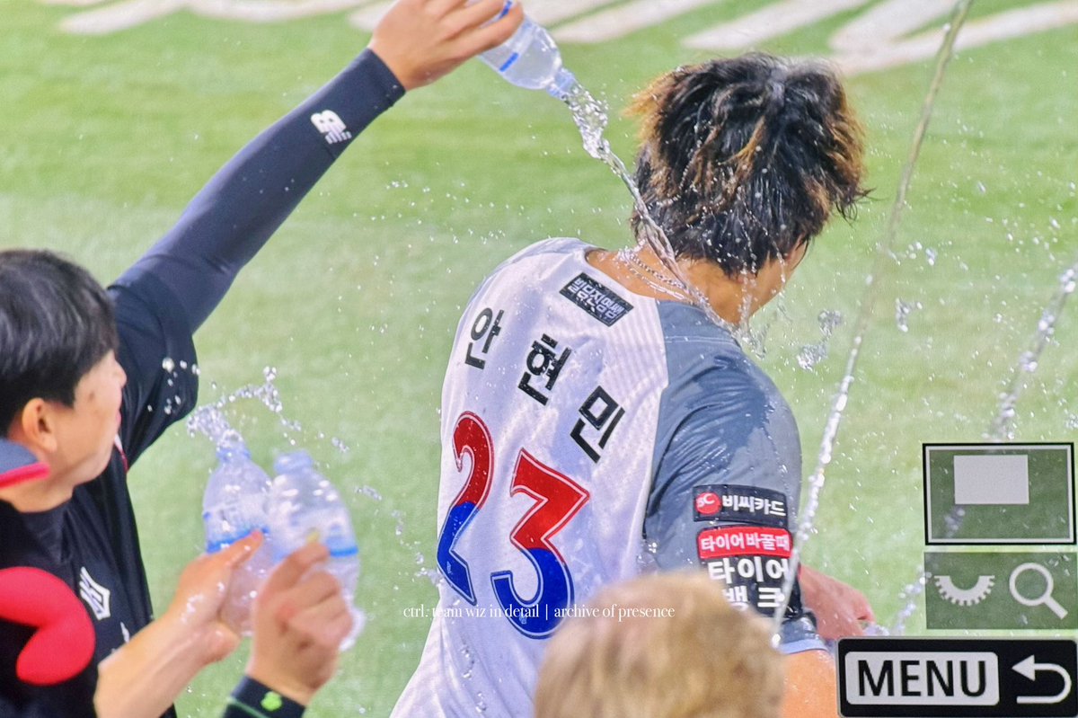 ctrl_wiz's tweet photo. 260620 vs 기아타이거즈

ㅋㅋㅋㅋ힐리 인터뷰 빨리하라고 잡도리하다 강민이한테물맞음웃기게
#안현민 #케이티위즈 https://t.co/6MfccRuPKp