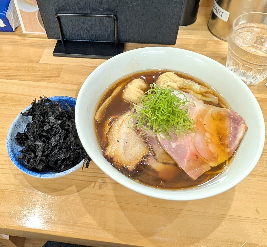 mhmii0415's tweet photo. RamenWalker限定🍜
＊あじとホタテの昆布水つけ麺
＊特製醤油ラーメン
＊黒バラ海苔tp
限定🐟️を狙って訪問✨️
鯵の香ばしい味付けに昆布水が
堪らない一杯でした😍
なめろうも美味しいし
醤油ラーメンも美味しくて最高🫶
ご馳走さまでした🎶
#NAGASHARI #ラーメン #食いしん坊と一緒 https://t.co/KMJakvC6os