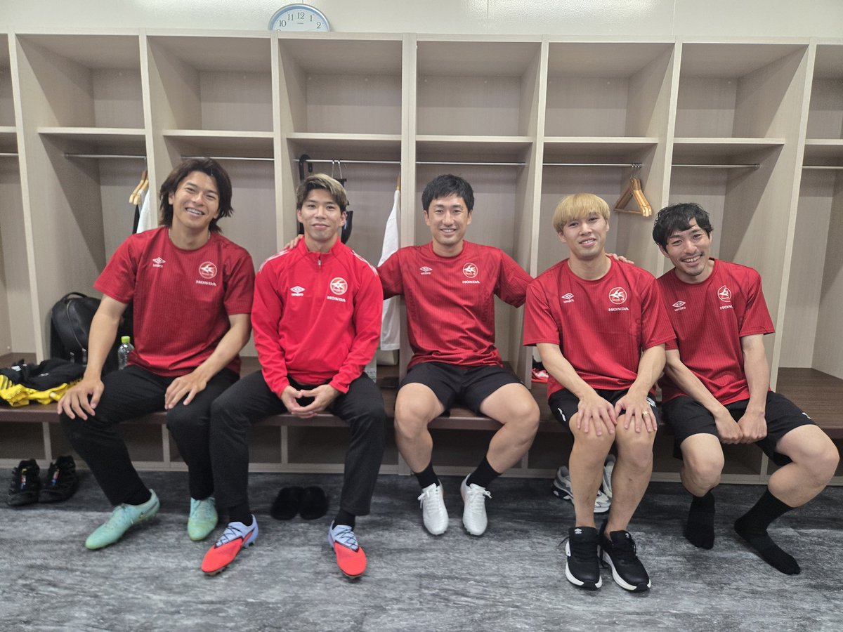 sunasnasna's tweet photo. 昨日は大雨にも関わらず300人近くの方々に足を運んでいただきました。イベント開催にあたりHondaFC関係者の皆様、ファンの皆様ありがとうございました。
育ててもらったクラブとまたこうして関われる事は本当に幸せなことだと思います。必ずまたやりましょう🤝
#HondaFC https://t.co/sTcscpS7Yu
