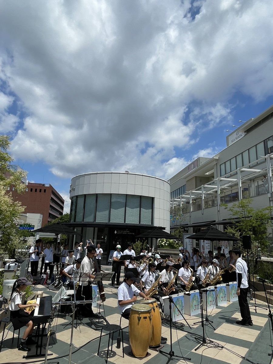 FHJO_LHJO's tweet photo. 星が丘テラスにおいて1stステージの演奏が始まりました♪ https://t.co/KqofVglg13