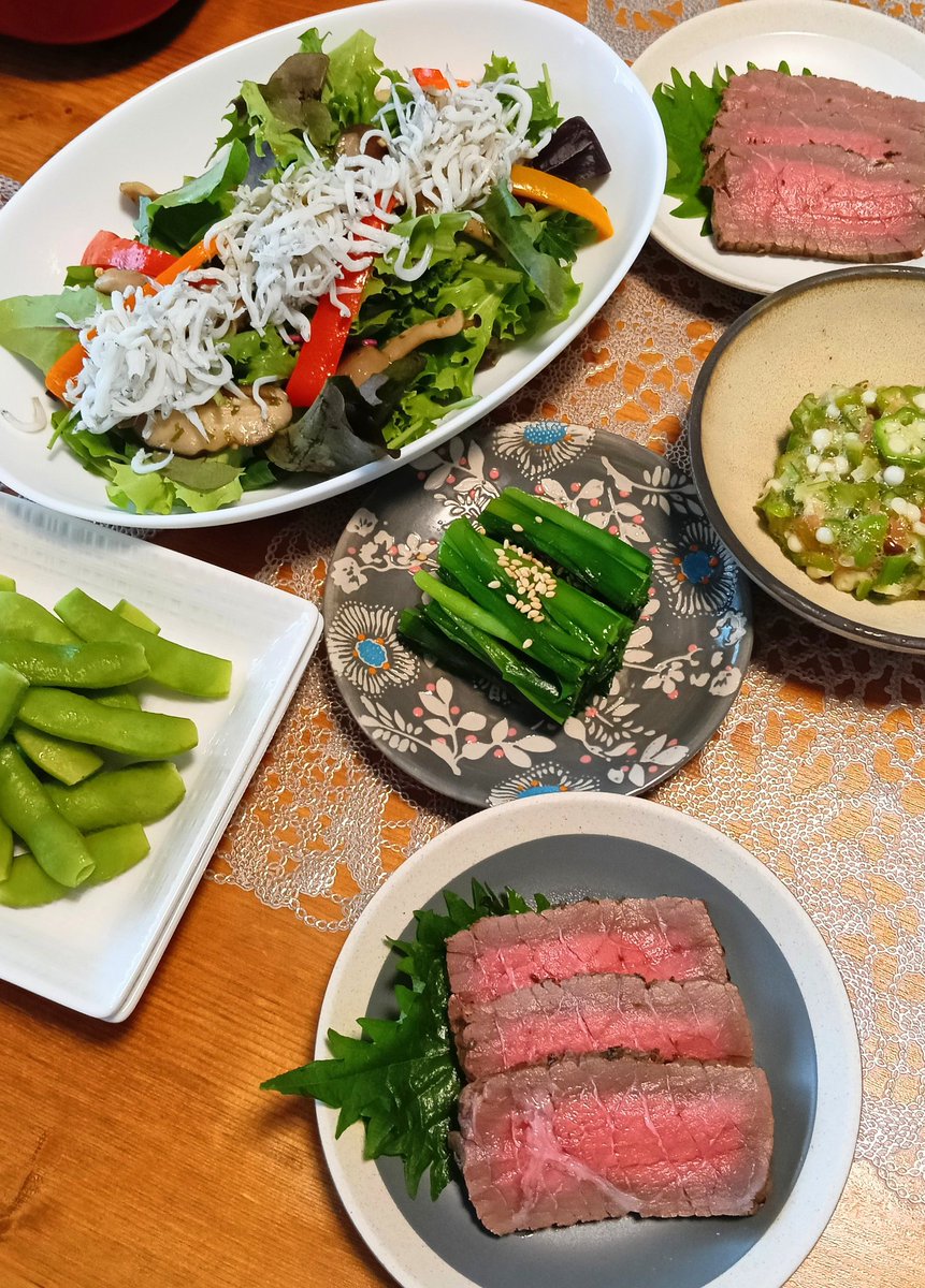 CareerLab_'s tweet photo. 貧血対策に牛もも肉を焼いたローストビーフ
ニラとにんにくたっぷり餃子
作り置き盛込みサラダ
梅オクラ
ニラおひたし
蒸し枝豆
などなど

餃子を包むスピードが、なかなか早くならないけど嫌いじゃない💛
卓上で🥟焼きながらワールドカップ見ようかな⚽️

#細く長く続けられる発酵生活
#腸活美活 #美肌 https://t.co/twWdtJpq4r