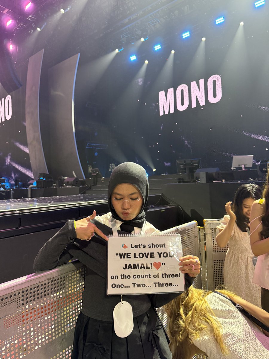 precious_gvrl's tweet photo. from this                                   to this 

thank you vals<3 💗
thank you bapak kameramen juga udh notice banner aku 😭

#JAEHYUN #재현 #JAEHYUN_MONO #JAEHYUN_MONOinJAKARTA https://t.co/RbDMyU8iiF