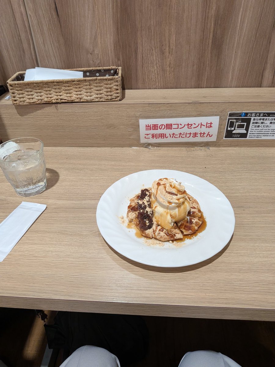 inya_urdr's tweet photo. 黒蜜きなこ餡バニラアイス蜂蜜ワッフル
みかんスムージーも付いてセットで600円
普通の店だったら倍額取る気がする

これでイオンのテナント代が賄えるとはとても思えないので、
地権者テナント的なものなのかな
金稼ぎじゃないお店ってそこら中にあるもんですね https://t.co/TcZNTAmNpm