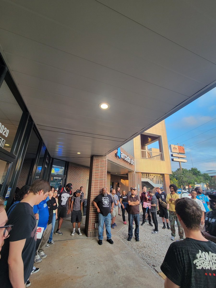 SaucyFGC's tweet photo. We're  live with our T8 DOJO and packed house @arcadeufo 

https://t.co/uNR2lqyfDD 🖥 https://t.co/kmvPyAa4IF