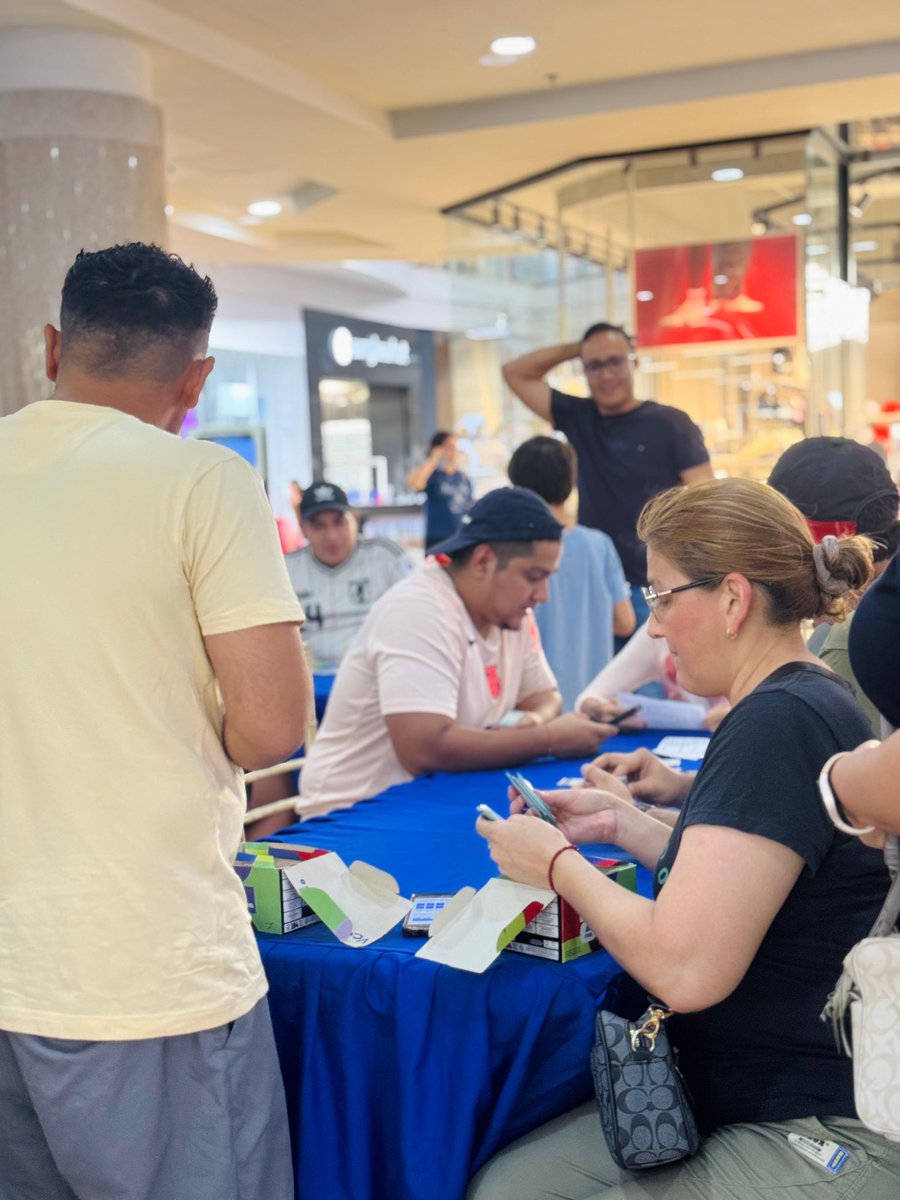 CityMallHND's tweet photo. 🙌⚽ Así vivimos una increíble jornada de intercambio de vistas en #CityMallSPS. Gracias a todos los aficionados que participaron y compartieron la emoción de acercarse cada vez más a completar su álbum.
#ModoFan #IntercambioDeVistas https://t.co/WPUF0iiwIO