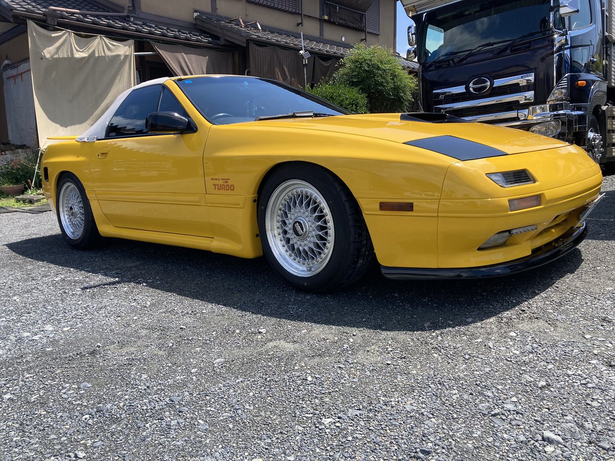 RX791919256's tweet photo. #fc3c
#SAVANNARX7カブリオレ
#サンバーストイエロー
超久しぶりの洗車完了🤩
汗💦だく!
トランク雨漏りあり発見!
リアスポイラーのせいだな😅
コーキングしなきゃ🧐 https://t.co/CAHtjqti7P