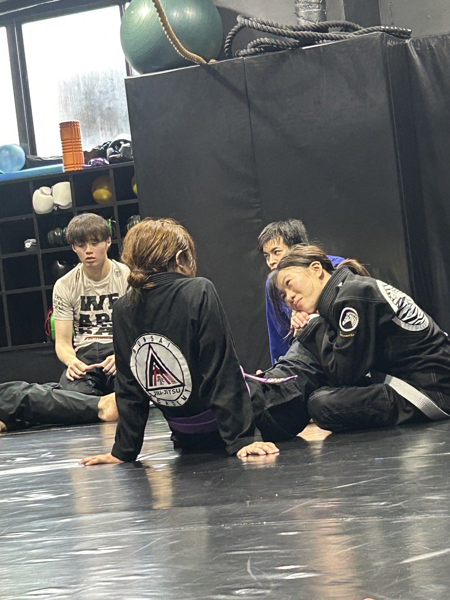 anna_aoobi's tweet photo. 昨日も楽しかったな。
ハナちゃんにボコされ、リンちゃんにボコされ、リノカちゃんに愛のしごきを与え。
顔面の汗が止まらないくらい激しくスパーできて幸。
わたしの片膝に頬寄せて上目遣いしてくるリノカちゃんが可愛すぎる。
あと１週間。頑張ろうね❤️‍🔥 https://t.co/0M5I5GSk0U