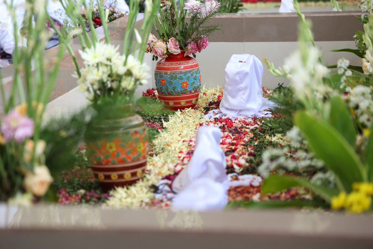 YahyaCStaquf's tweet photo. Usia Pesantren Ploso sekurun dengan Nahdlatul Ulama, sekurun dengan perjuangan ulama membentengi jati diri keulamaannya.

Pesantren ini didirikan oleh Simbah KH Ahmad Djazuli Utsman yang titis membaca gejala dunia baru, membaca masa depan Islam dan Indonesia. 

Dari rahim pesantren ini, ilmu bertumbuh menjadi tameng rohani yang menjaga umat dari disorientasi zaman.

Hari ini (20/6) kami berziarah, berdoa di pusara para muassis-muassisah bersama Katib Aam PBNU KH Ahmad Said Asrori, Rais Syuriah KH Muadz Thohir, Waketum KH Amin Said Husni dan beberapa kolega pengurus serta sahabat lainnya.

Semoga kita senantiasa bisa mendulang tetesan misykāt ilmu dan keteguhan spiritual yang telah mereka tancapkan dalam-dalam di tanah Ploso ini. Amīn yā rabbal’ālamīn.