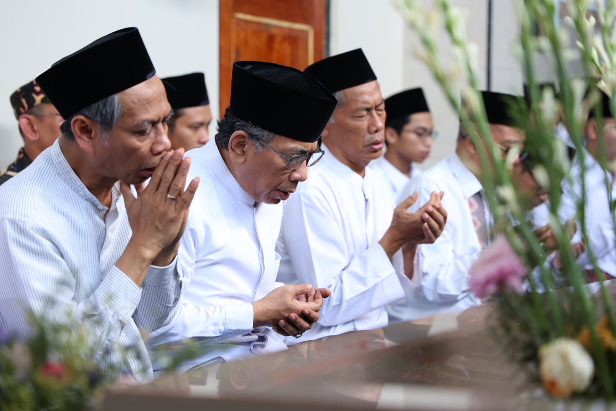 YahyaCStaquf's tweet photo. Usia Pesantren Ploso sekurun dengan Nahdlatul Ulama, sekurun dengan perjuangan ulama membentengi jati diri keulamaannya.

Pesantren ini didirikan oleh Simbah KH Ahmad Djazuli Utsman yang titis membaca gejala dunia baru, membaca masa depan Islam dan Indonesia. 

Dari rahim pesantren ini, ilmu bertumbuh menjadi tameng rohani yang menjaga umat dari disorientasi zaman.

Hari ini (20/6) kami berziarah, berdoa di pusara para muassis-muassisah bersama Katib Aam PBNU KH Ahmad Said Asrori, Rais Syuriah KH Muadz Thohir, Waketum KH Amin Said Husni dan beberapa kolega pengurus serta sahabat lainnya.

Semoga kita senantiasa bisa mendulang tetesan misykāt ilmu dan keteguhan spiritual yang telah mereka tancapkan dalam-dalam di tanah Ploso ini. Amīn yā rabbal’ālamīn.