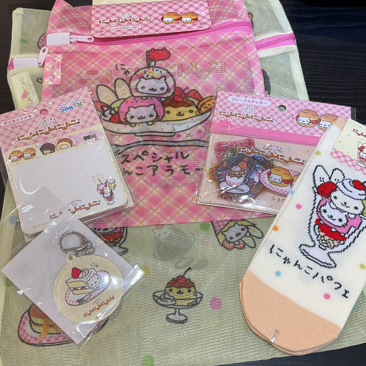 390ebina's tweet photo. 🐱再入荷🐱

『にゃんにゃんにゃんこ』のアイテムが入荷いたしました✨

・￥390（税込429円）・

☑︎ダイカットポーチ
☑︎フラットポーチ
☑︎折りたたみミラー
☑︎フレークステッカー
☑︎靴下
☑︎ぷっくりアクリルキーホルダー
☑︎ダイカットメモ
☑︎洗濯ネット

\是非店頭にてご覧ください/ https://t.co/2aqZADNJqX