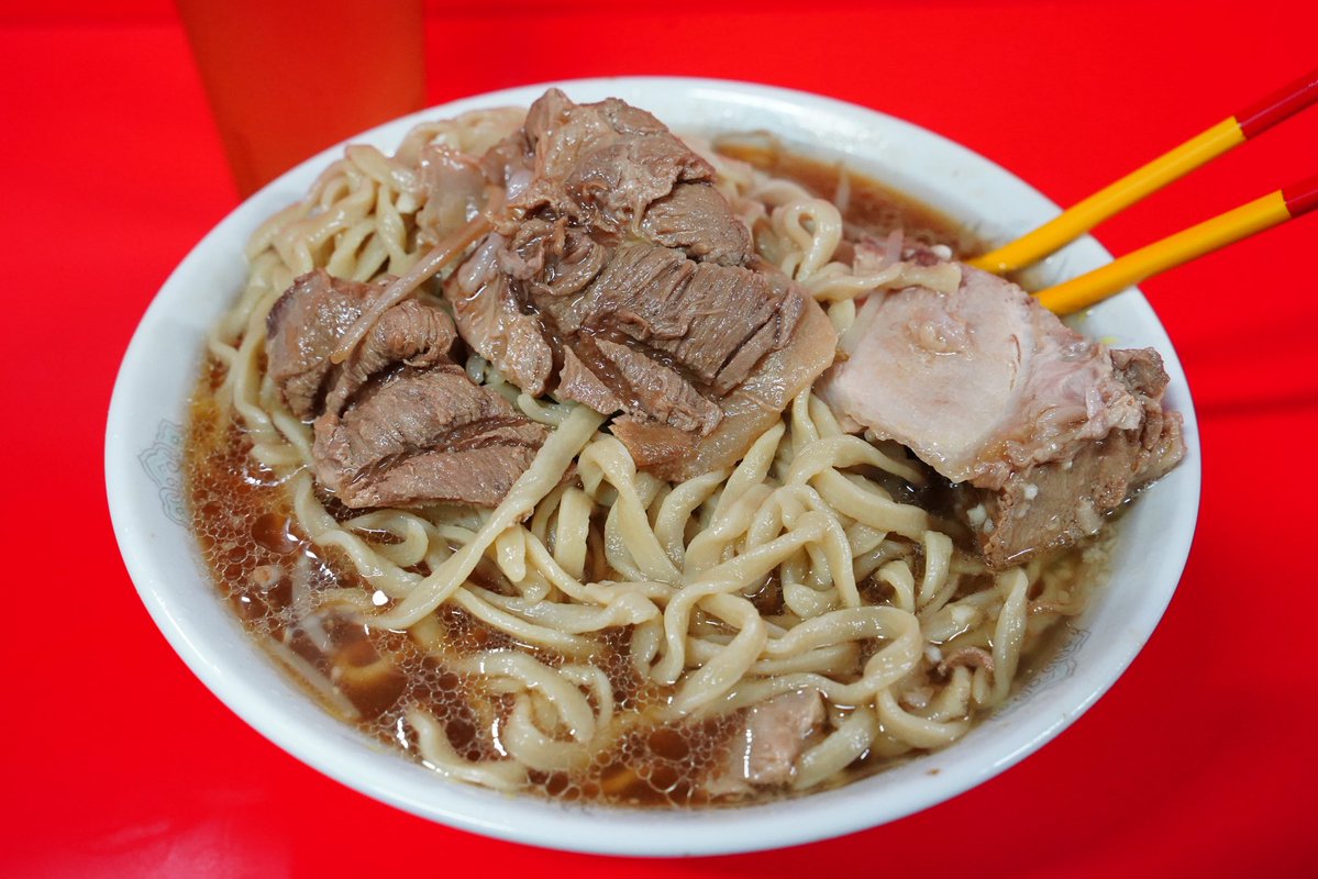 jirolianriku's tweet photo. ラーメン二郎沖縄店
那覇市壺屋
小ラーメン900円
沖縄店開店おめでとうございます！🎊
見た目も味もだいぶ三田本店っぽい感じでうまい！
沖縄にラーメン二郎旋風を巻き起こしてください https://t.co/VPWkSfV2qa