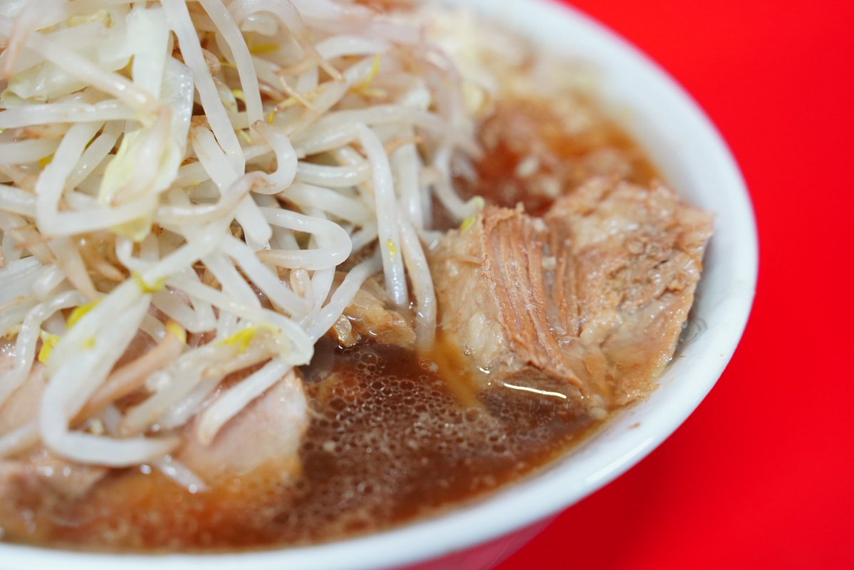 jirolianriku's tweet photo. ラーメン二郎沖縄店
那覇市壺屋
小ラーメン900円
沖縄店開店おめでとうございます！🎊
見た目も味もだいぶ三田本店っぽい感じでうまい！
沖縄にラーメン二郎旋風を巻き起こしてください https://t.co/VPWkSfV2qa