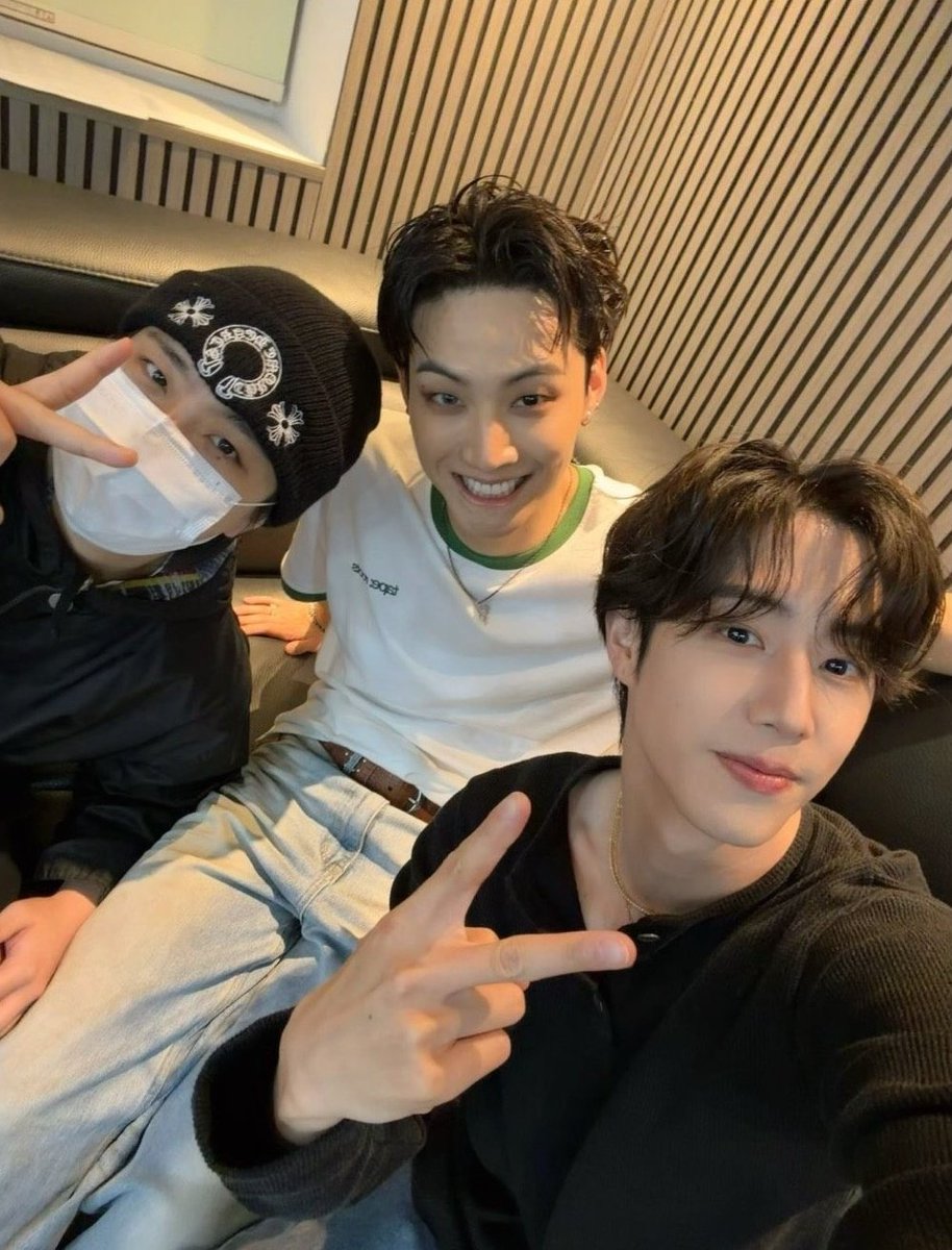 Markie_tut's tweet photo. Setiap orang ada masanya, setiap mereka kumpul ada Youngjae nya wkwk. HIDUP YOUNGJAE!! https://t.co/73gP7ThSTZ