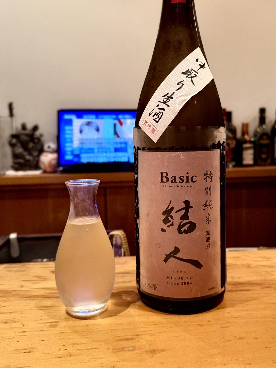 watalog31's tweet photo. 【手打ちそば 舞鶴】居酒屋、高崎

高崎の夜にありがたい、入りやすく美味しい蕎麦居酒屋。店主さんと複数の女性店員さんで切り盛りする店内は、ひとり常連客や団体のお客さんなどで賑わう。

舞茸天はボリューム満点すぎてコスパ最強の肴に。鴨南蛮やざるそばは飲みの〆に最高。飲み屋のそれとは思えない、さすがの蕎麦で評価されるだけあるクオリティ。

店主さんのこだわりかドリンクにもこだわりが。ジントニックやハイボールなど、バーさながらのしっかりした作り方。日本酒も群馬のもの含めなかなかの品揃え。

遅めの時間は酩酊している方もいて、すごく落ち着いた空間とは言えないのはご愛嬌。