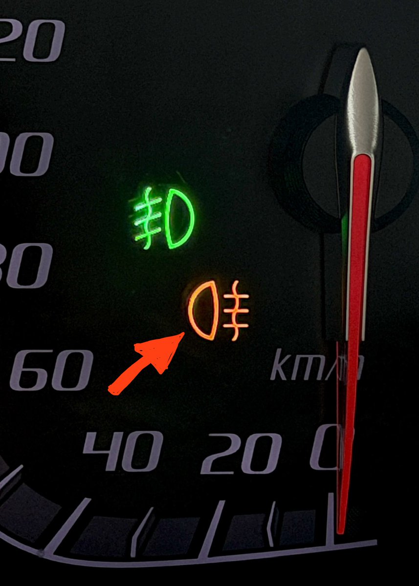 MatiasAntico's tweet photo. LA LUZ ANTINIEBLA TRASERA
-Tiene más intensidad (similar al stop)
-El testigo en el tablero es el naranja

JAMÁS USAR SIN NIEBLA. ENCANDILA AL QUE VA POR DETRÁS. 
CON LLUVIA, SÓLO USAR SI NO SE VE NADA POR EL SPRAY. 
REPITO: NO USAR SIN NIEBLA!!!