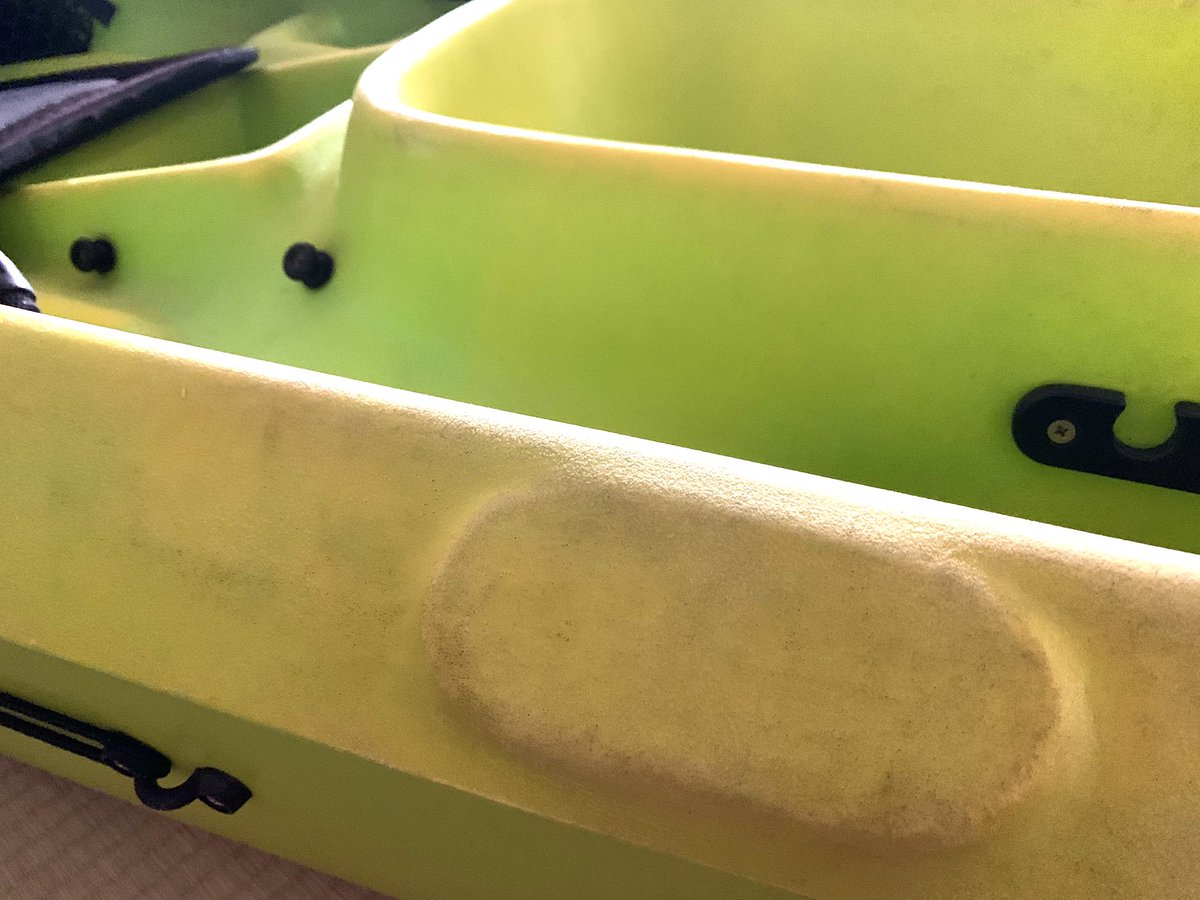 FishingdiaryNEO's tweet photo. イノーのノンスリップパッドのゴムが劣化して、カヤックがめちゃくちゃ汚れる。表面のザラザラしているバイキングカヤックとの相性が最悪です。
とりあえずアセトンと紙やすり、バーナーを使ってクリーニング✨
パッド自体をなんとかしないともう我慢の限界です！ https://t.co/dpQ8Fr47TM