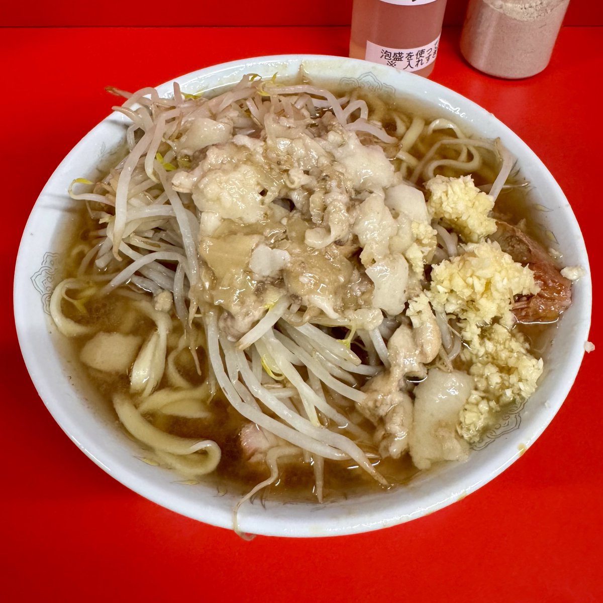 Jiro_diary's tweet photo. 2026.06.21
ラーメン二郎 沖縄店
小ラーメン

㊗️沖縄店OPEN🎉🎉
沖縄らしさ全開のド派手な開店祭

麺は太さも量も二郎標準
汁は醤油感控えめのまろやか仕様
豚は肉質しっかり系で食べ応えあり

コーレーグースは使いすぎ注意！！

沖縄滞在時間半日の弾丸旅だったので
次はゆっくり満喫しに来ます！！ https://t.co/Yn0bTBsEj0