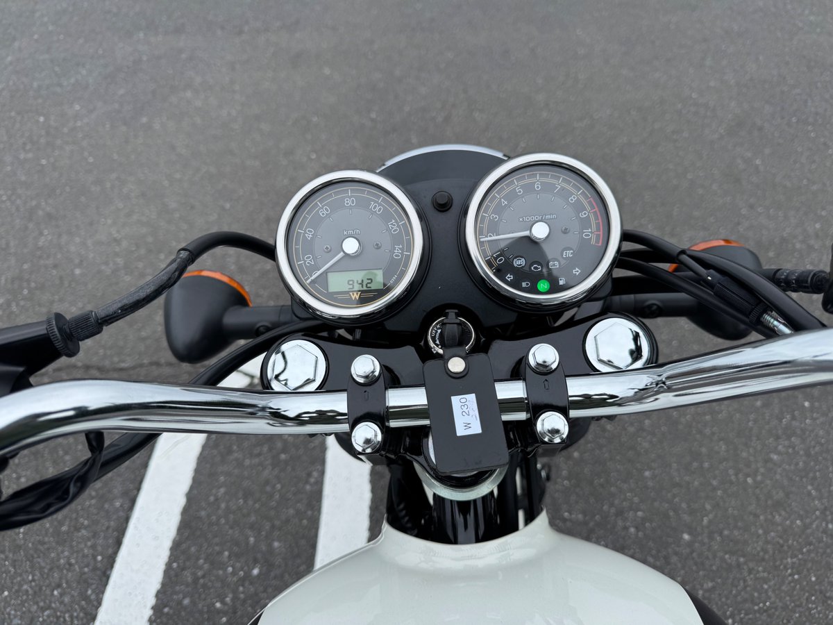 kikuling's tweet photo. 昨日の代車KAWASAKI W230のラストラン。
紫陽花と。
街乗りトコトコツーリングには最適！
高速は厳しそう。
＃W230
#紫陽花͛ 
＃KAWASAKI
＃単気筒 https://t.co/Rf0q3hRJDM