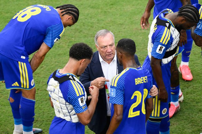 gilabola433's tweet photo. Hasil Ekuador vs Curacao: Room Cemerlang, The Blue Wave Buat La Tri Frustras

Pertandingan kedua grup E Piala Dunia 2026 antara Timnas Ekuador vs Timnas Curacao berakhir tanpa pemenang. Laga ini ditutup dengan skor kacamata, 0-0.

Di pertandingan ini, Ekuador tampil dominan sejak awal hingga akhir. Namun Curacao bertahan dengan solid dan disiplin sehingga tidak ada gol yang tercipta di laga ini.

Dengan tambahan masing-masing satu poin, Ekuador menempati peringkat ketiga grup E dan Curacao masih berada di juru kunci.

Babak Pertama

Pertandingan yang digelar di Kansas City Stadium ini didominasi oleh Ekuador. Tim asal Amerika Selatan itu langsung menguasai bola sejak awal dan mengatur tempo permainan.

Baru tiga menit laga berjalan, Enner Valencia nyaris membawa Ekuador unggul melalui peluang emasnya, namun Eloy Room berhasil menepis bola tersebut sehingga gagal berbuah jadi gol.

Curacao tidak berdiam diri. Anak asuh Dick Advocaat itu sesekali mencoba mengancam gawang Ekuador melalui skema serangan balik.

Room bisa dikatakan benar-benar bekerja keras di 30 menit pertama babak pertama. Ia mengamankan sejumlah peluang berbahaya dari Ekuador sehingga timnya tidak kebobolan di pertandingan ini.

Di menit ke-33, Curacao melepaskan peluang berbahaya pertama mereka ke gawang Ekuador melalui sepakan Juninho Bacuna yang berhasil ditangkap oleh Galindez.

Hingga babak pertama berakhir, Ekuador terus membombardir pertahanan Curacao namun skor 0-0 tetap bertahan saat wasit meniup peluit panjang tanda berakhirnya babak pertama.

Simak jalannya babak kedua di bawah ini.

Babak KeduaMemasuki babak kedua, Ekuador membuat satu pergantian pemain. Jordy Alcivar ditarik dan digantikan oleh Kevin Rodriguez.

Di awal babak kedua, Ekuador langsung tampil menekan. Mereka langsung tancap gas untuk mencetak gol ke gawang Curacao. Namun sama seperti di babak pertama, Curacao bertahan dengan sangat rapi, sehingga serangan-serangan Ekuador kesulitan menembus pertahanan mereka.

Di sisi lain, Curacao juga tidak sepenuhnya parkir bus. Mereka juga beberapa kali melepaskan serangan balik berbahaya, seperti yang terjadi di menit ke-60 saat Jurgen Locadia melepaskan tembakan terarah ke gawang Ekuador yang berhasil diamankan oleh Gonzalo Plata.

Eloy Room benar-benar jatuh bangung di babak kedua ini. Pasalnya ia berulang kali menggagalkan peluang berbahaya Ekuador ke gawang Curacao di laga ini.

Sadar timnya mengalami kebuntuan, Beccacece memasukkan beberapa pemain menyerang seperti Angelo Preciado dan Nilson Angulo untuk menambah daya gedor La Tri di laga ini.

Serangan terus dilancarkan Ekuador, namun hingga babak kedua berakhir skor berakhir imbang dengan skor 0-0 dan kedua tim harus rela berbagi poin di laga ini.

Ekuador (3-5-2): Galindez; Hincapie, Pacho, Franco; Estupinan, Vite, Alcivar, Caicedo, Yeboah; Valencia, Plata

Pelatih: Sebastian Beccacece

Curacao (5-3-2): Room; Fonville, Floranus, Obispo, Gaari, Brenet; Chong, L.Bacuna, Comenencia; J.Bacuna, Locadia

Pelatih: Dick Advocaat

Statistik Pertandingan
Timnas Ekuador - Timnas Curacao
Goal: 0-0
Total Shots: 26-10
Shots on Target: 15-4
Posession: 75%-25%
Fouls: 6-10
Offsides: 1-2

#Ekuador #pialadunia2026 #Curaçao #gilabet888 #nontonbola #beritabola #livefootballstreamhd
