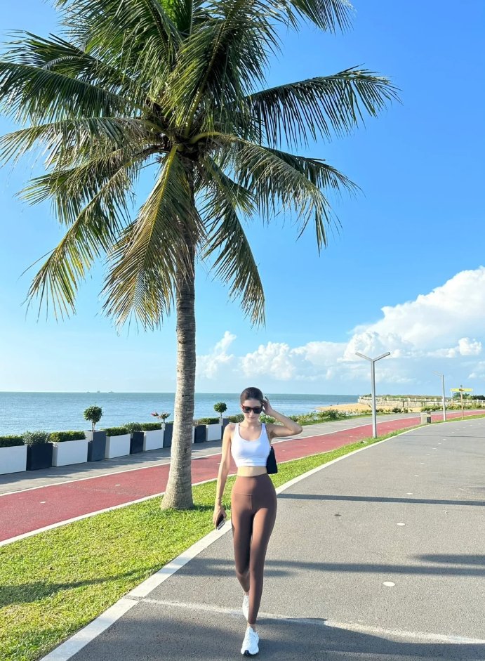 Mirandaaa599's tweet photo. The weather in the Maldives is sunny. Even while traveling, I still make sure to work out! 💪💪 https://t.co/bxwszzX6Xr