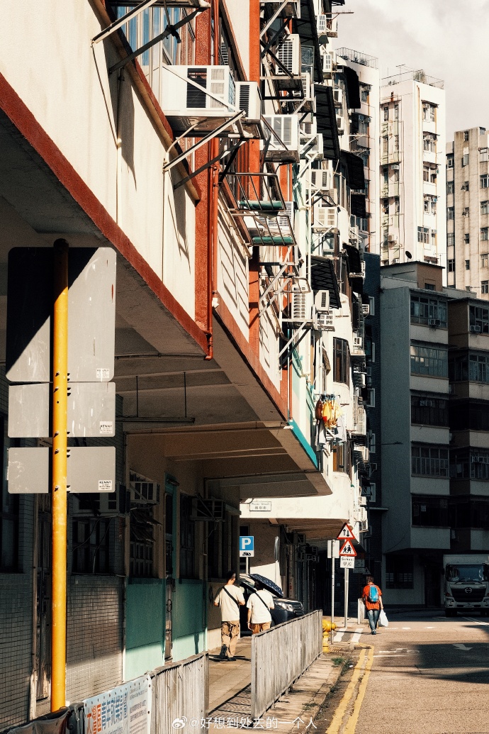 lia20341's tweet photo. Just stumbled on this vivid street corner—every corner has its own story, right #StreetPhotography #CityMoments， https://t.co/Qx1Mxufhpq
