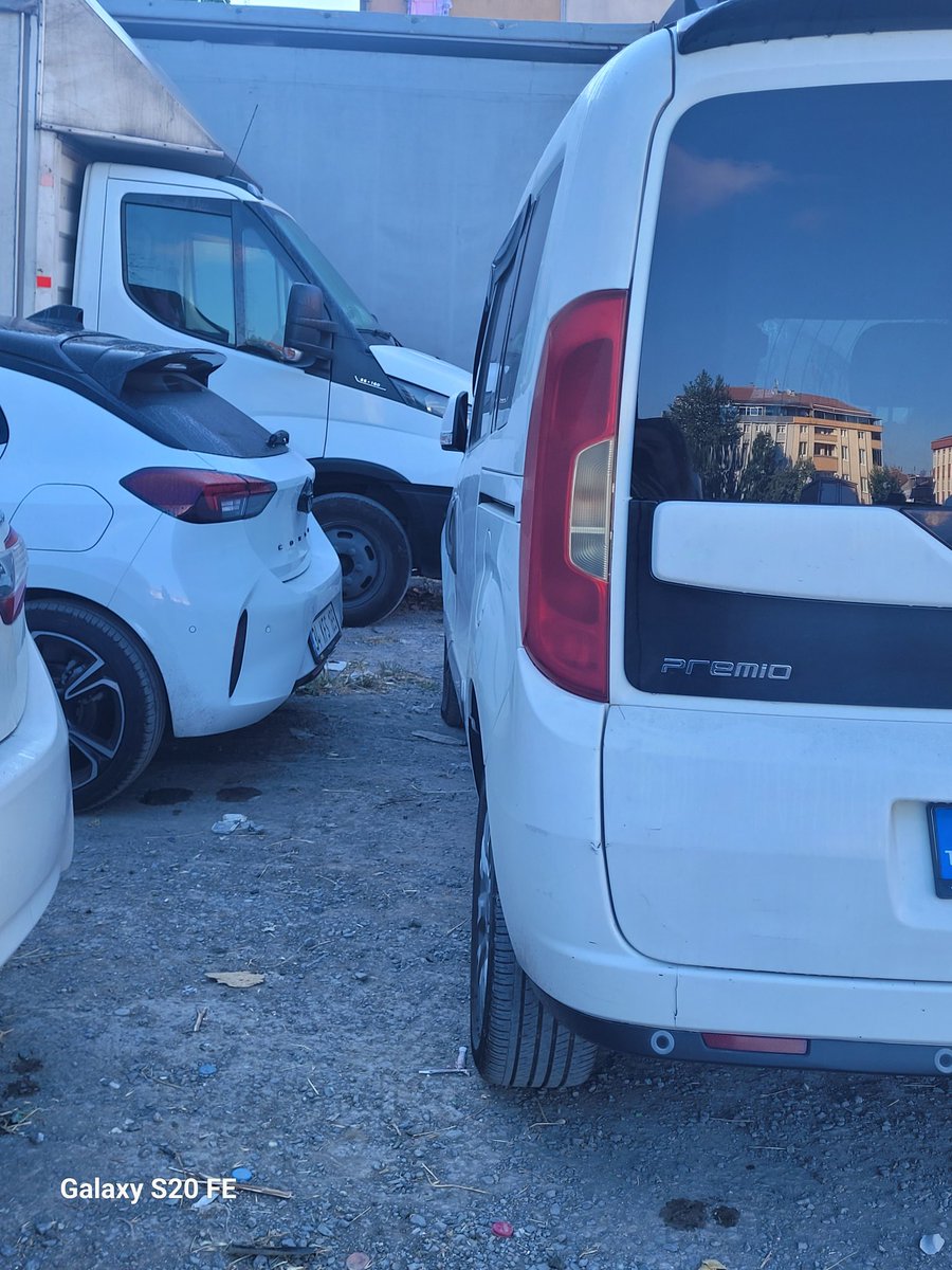 AtekinHatice's tweet photo. Çocuğu sınava yetistiricem arabamın arkasına yapılana bakin,ilk defa evin önündeki arsaya park ettim sınava gidicez yakın olsun diye şu dusuncesizlige bakın, sinirden agliyorum #sınav https://t.co/fXooUw0dtU