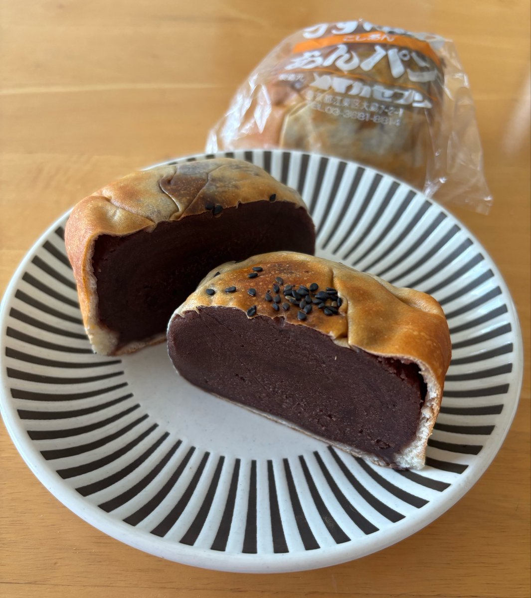 saedon88's tweet photo. 昨日買った、メイカセブンさんの
名物うすかわあんぱん
こちらのあんぱんについては、我が家はこしあん派

こんなに薄いのに、パンがちゃんとパンしてるから美味しいの

たまんないね https://t.co/OPfKNcbIDZ