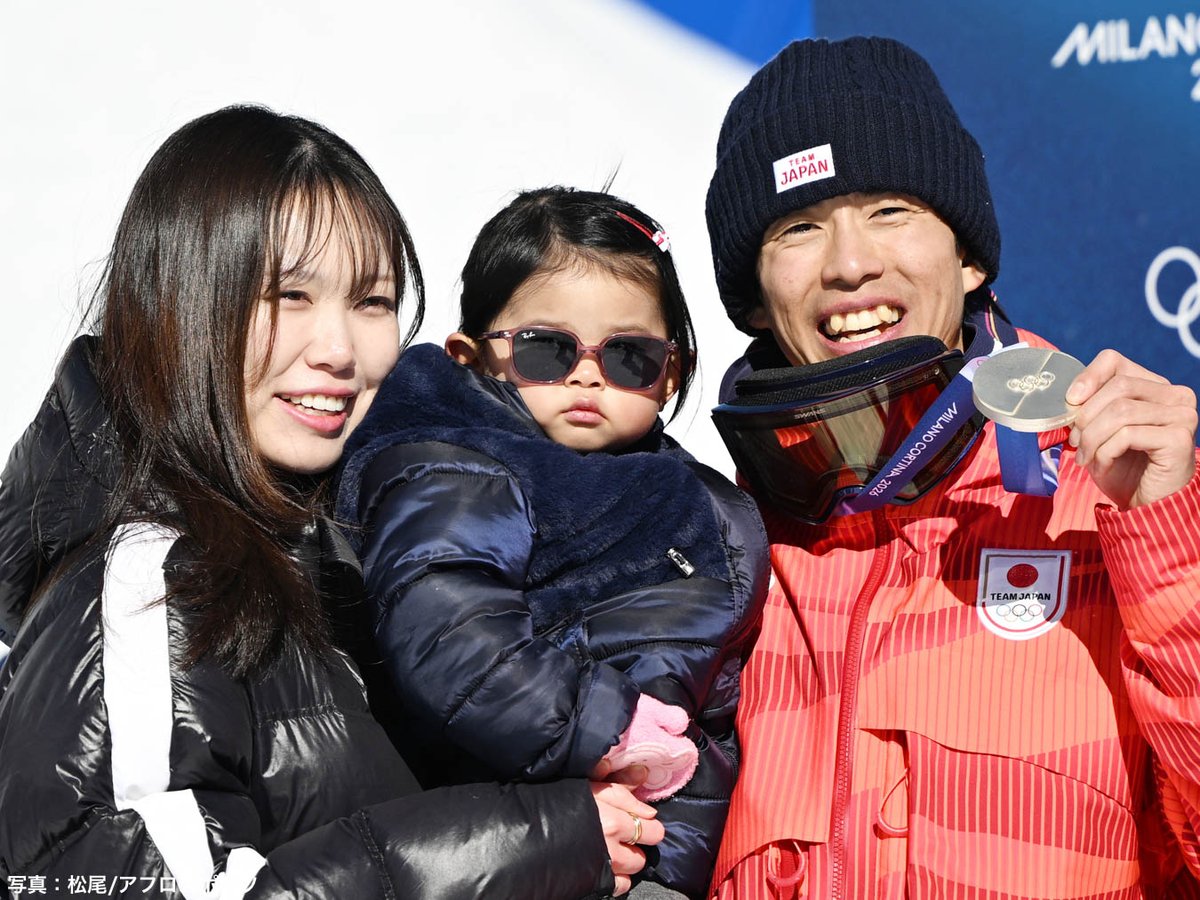TeamJapan's tweet photo. 6月21日は父の日👨‍👧‍👦

父とともに、父として、
ミラノ・コルティナ2026冬季オリンピックを戦い抜いた
#TEAMJAPAN アスリートをご紹介💫

二階堂蓮 選手・二階堂学 さん
鍵山優真 選手・鍵山正和 コーチ
堀島行真 選手・住吉輝紗良 さん

@skatingjapan @yuma_kagiyama05 https://t.co/SYmdNxTxLD